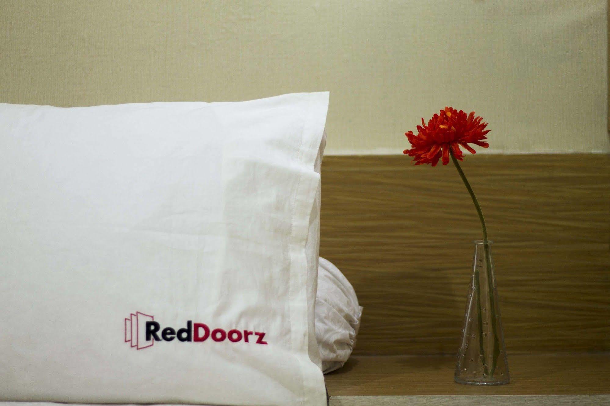 Reddoorz Apartment @ Pulo Gadung Jakarta Exteriör bild